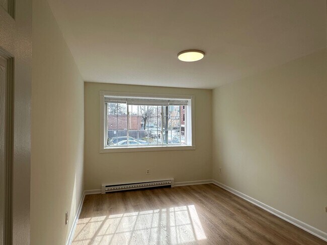 Building Photo - Large, updated 2 bedroom near the Green Li...