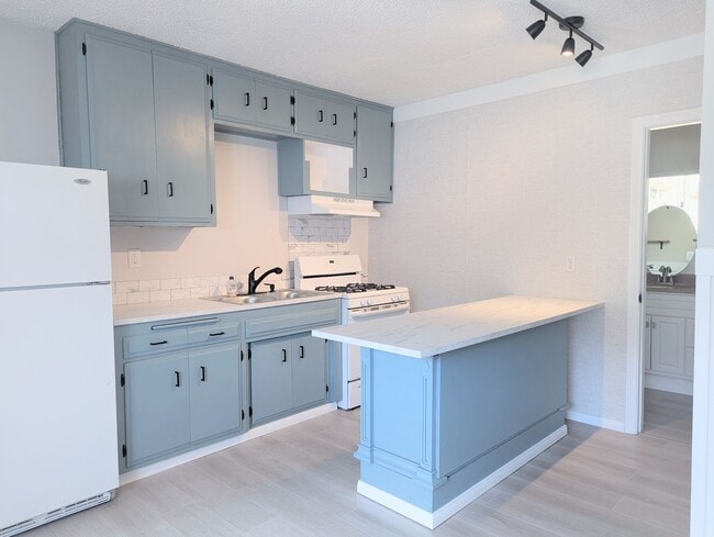 Building Photo - Beautifully renovated 3 bedroom unit in La...