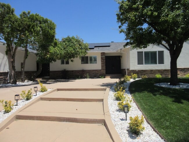 Building Photo - Beautifully updated Porter Ranch 3bed / 2 bath Home on Canby