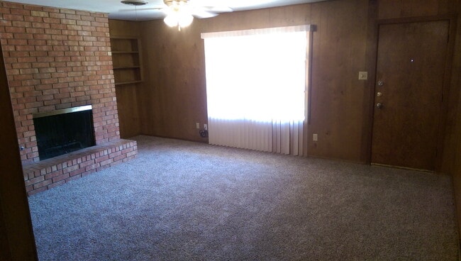 Building Photo - Cute & Quaint Duplex Located Across from A...
