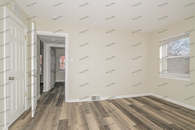 Building Photo - 1100 Mona Dr