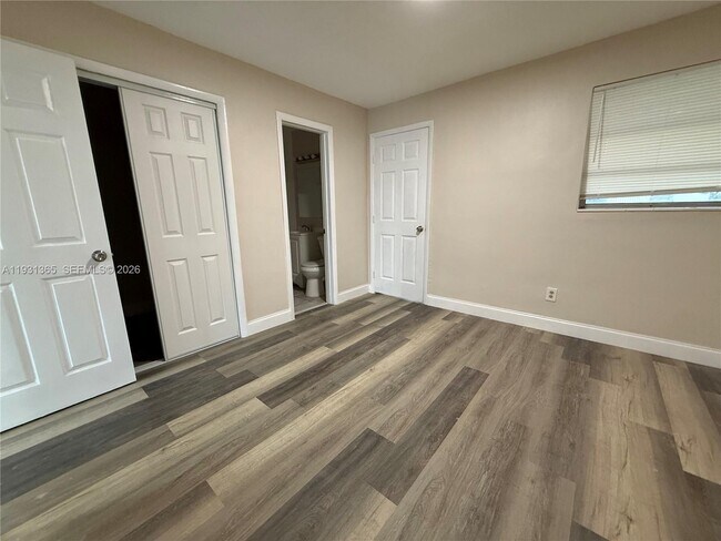 Building Photo - 3033 NW 43rd Ave