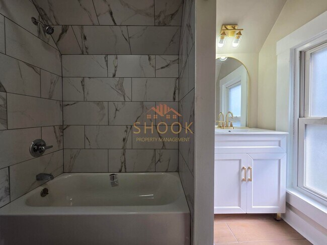 Building Photo - **MOVE-IN SPECIAL** Centrally Located and Remodeled 4BR Home