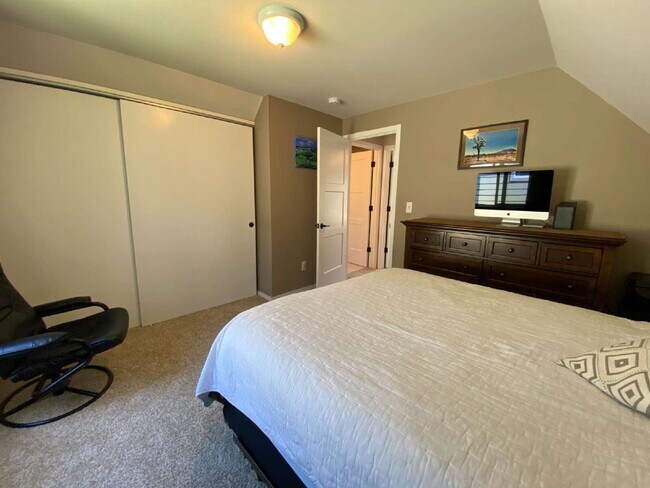 Building Photo - Quiet 3-Bed, 1.5-Bath Home with Large Encl...