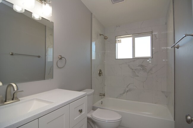 Building Photo - Remodeled 2 Bedroom 1 Bath House! Close to...