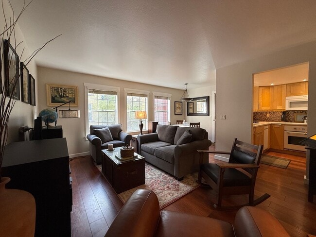 Building Photo - Fully Furnished 2 Bed 2 Bath Condo with Private Patio, 2 Gated Parking Spaces, Pool and Gym