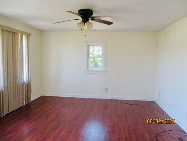 Building Photo - Country home that offers 3 bedrooms/1 bathroom