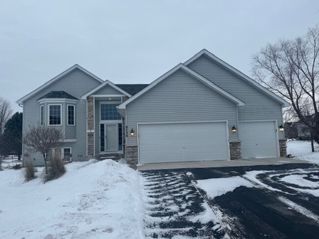 Building Photo - Gorgeous 6 Bed/3 Bath/3 Garage SFH with Screened in Porch, and Firepit in Minnetrista!