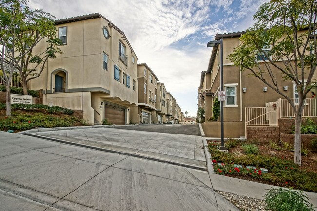 Building Photo - NEWER, BRIGHT & MODERN, FREE-STANDING CORN...