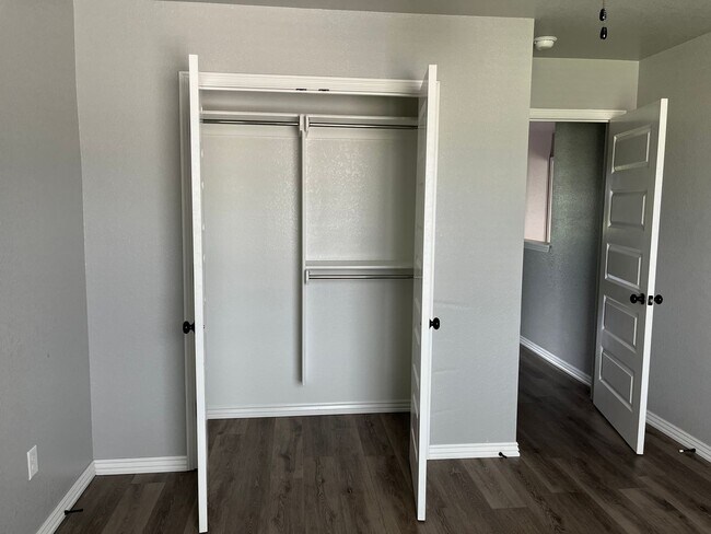 Building Photo - COX-NORTHRIDGE DRIVE TOWNHOMES