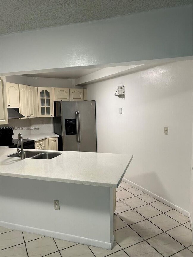 Building Photo - 9445 Fontainebleau Blvd