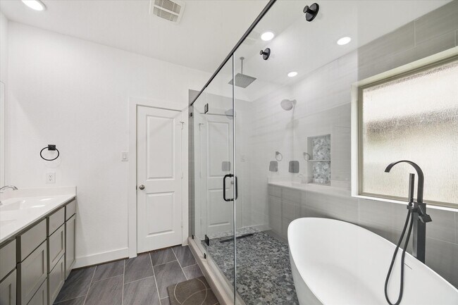 Building Photo - 1600 Portia Ln