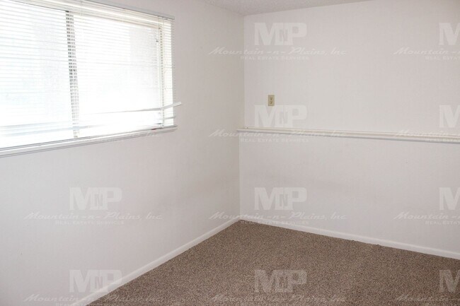 Building Photo - 1205 Fuqua Dr