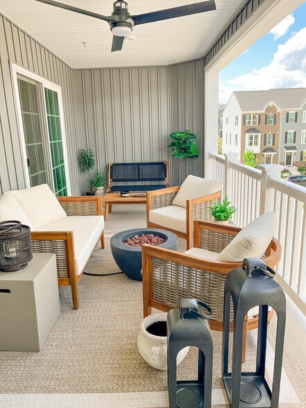 Beautiful covered Deck. - 10810 Presidential Pky