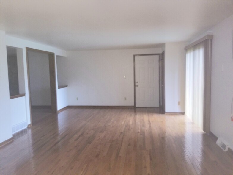 Vertical blinds on sliding door which lead to front terrace. - 6878 Nickis Ln