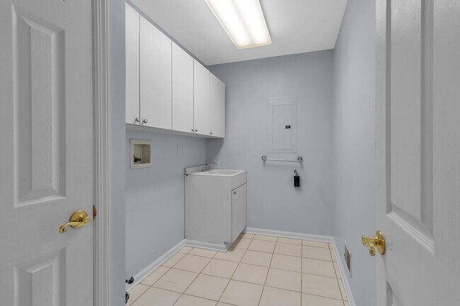 Building Photo - 5938 Newhouse Rd