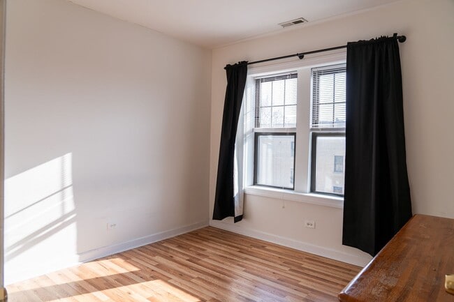 Building Photo - North Lincoln Square - 2 Bed / 1 Bath - In Unit Laundry