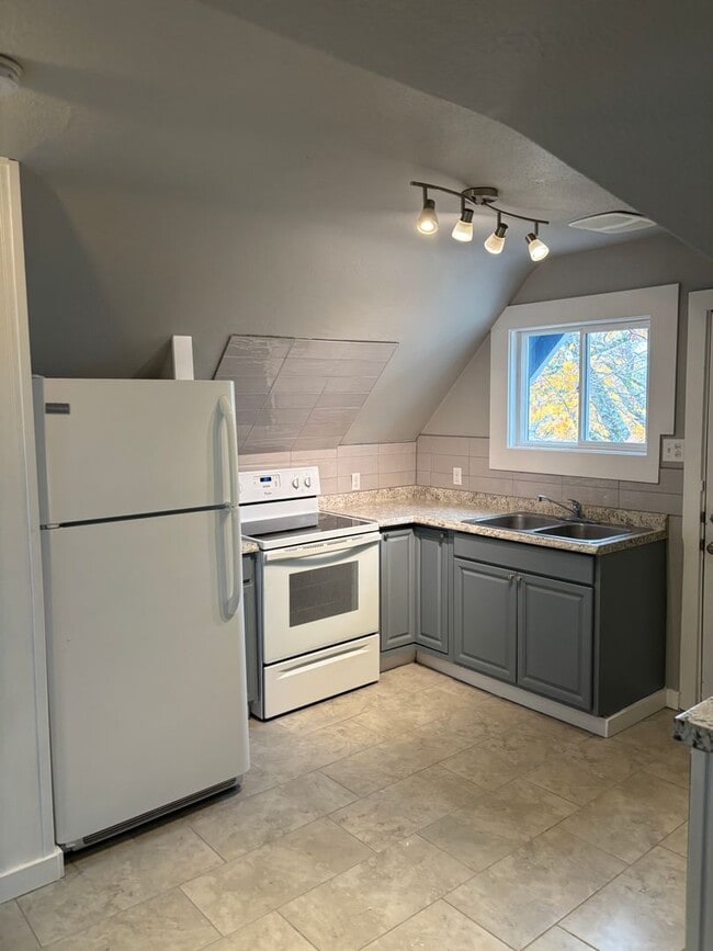 Building Photo - Rare Find! Private Yard + Firepit | Upstairs 1BR with Separate Entrance