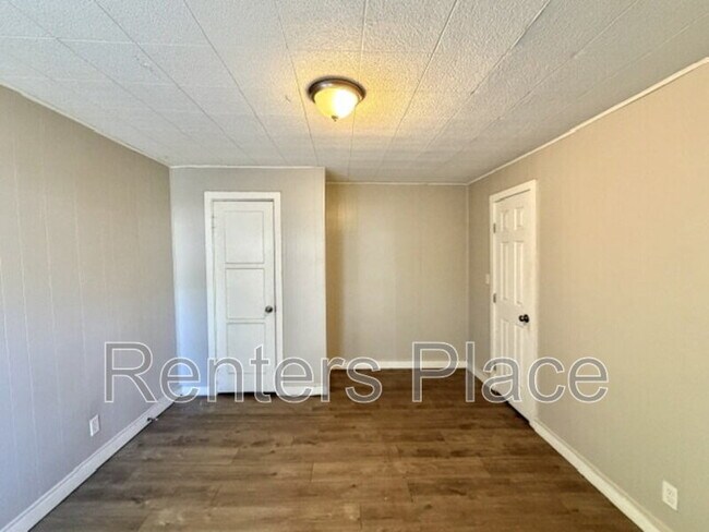 Building Photo - 410 N Florence Ave