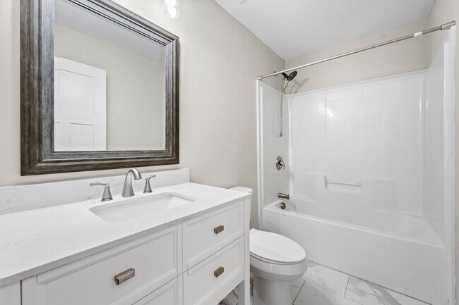 Building Photo - Cheery downtown bungalow with stunning finishes and fenced back yard.