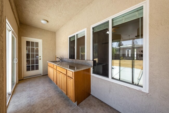 Building Photo - 5857 W Millbrae Ave