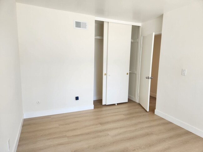 Building Photo - 3bed/2.5bath + Garage Townhome in Tarzana-...