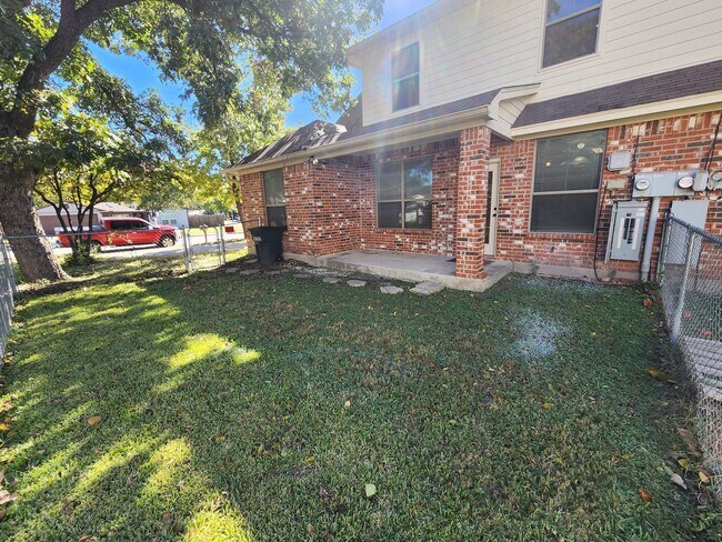 Building Photo - Roomy 3 Bedroom Duplex in Benbrook