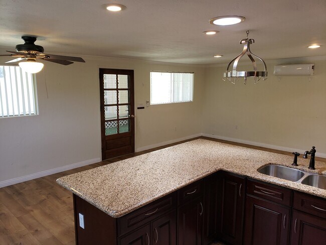 Building Photo - 3870