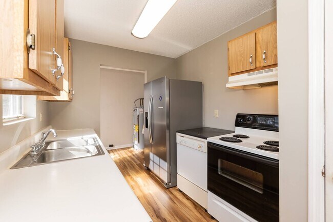 Building Photo - Three Bedroom Home!