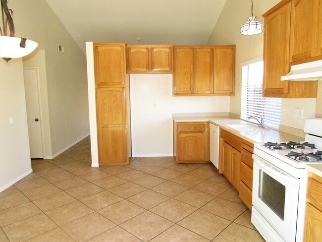 Building Photo - Spacious and Well Maintained 3 Bedroom 2 Bath single Family Home in The City of Riverside