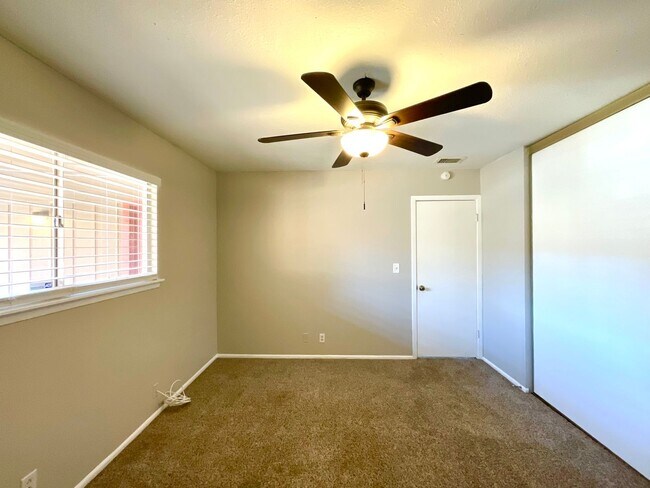 Building Photo - MUST SEE! 2 Bedroom / 1.5 Bath Duplex w/ Garage!