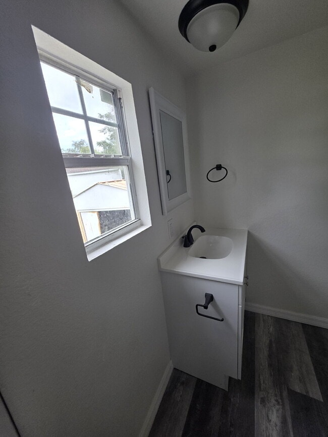 Building Photo - "Charming 2-Bedroom Gem in the Heart of Winter Haven – Your Cozy Retreat Awaits!"