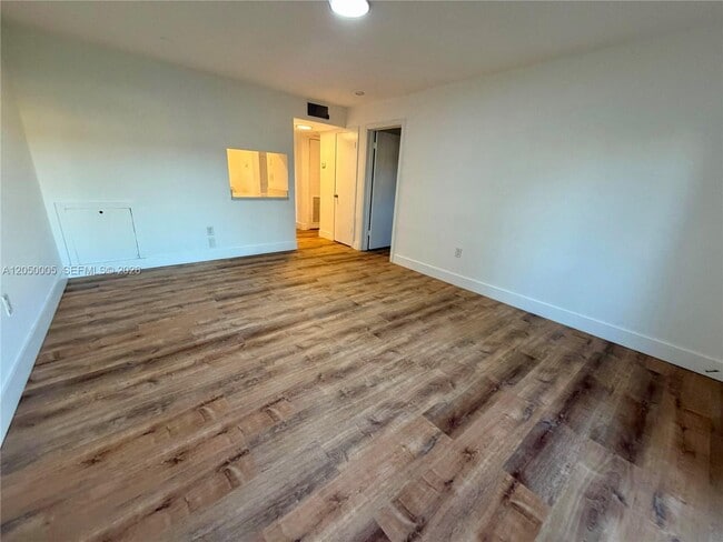 Building Photo - 20200 NE 27th Ct