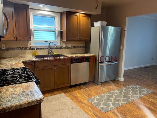 Building Photo - 3 Bedroom Ranch - Huge Garage - Fenced Yard