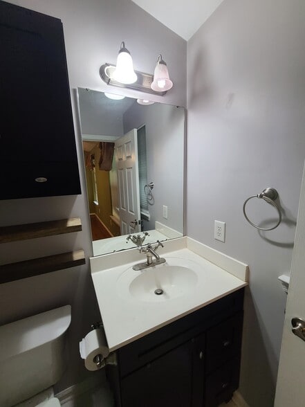 En suite, primary bedroom - 832 Rock Creek Rd