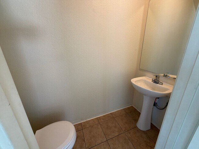 Building Photo - GREAT CORNER LOCATION IN CENTRAL BRENTWOOD