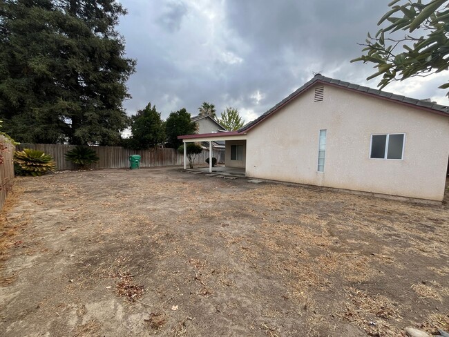 Building Photo - Wonderful Porterville Home Available Now!