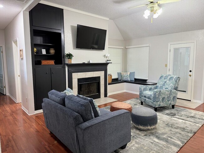 Building Photo - 105 Sky Country Dr