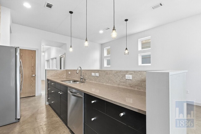 Building Photo - 1520 Parker Ln