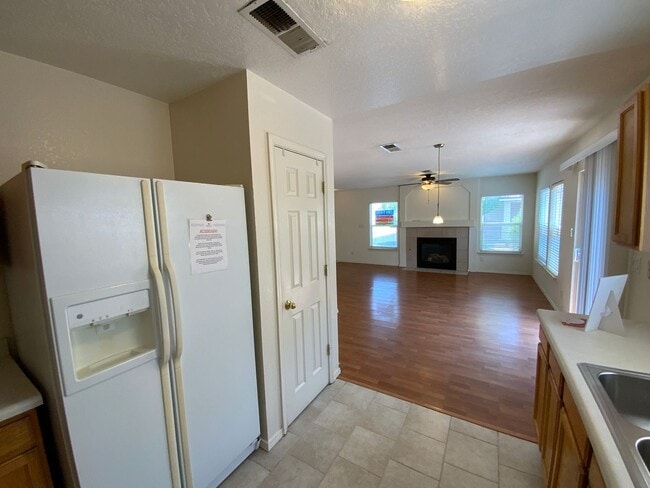 Building Photo - 3 Bedroom Home Available In Gated Communit...