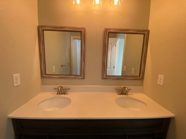 Building Photo - Country property located in Hilmar!