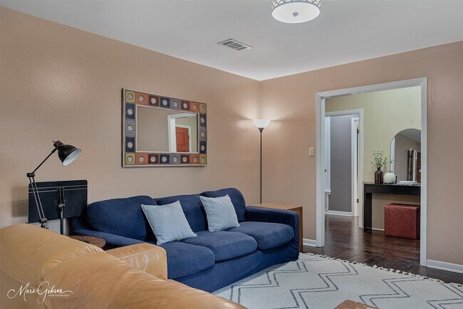 Building Photo - 7440 Camelback Dr