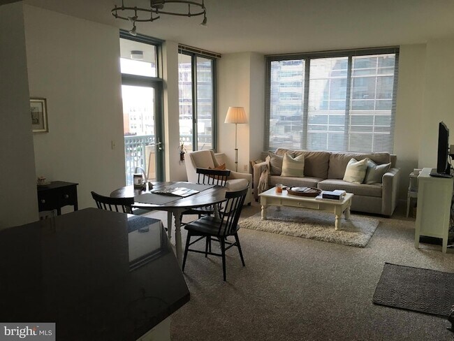 Building Photo - 851 N Glebe Rd