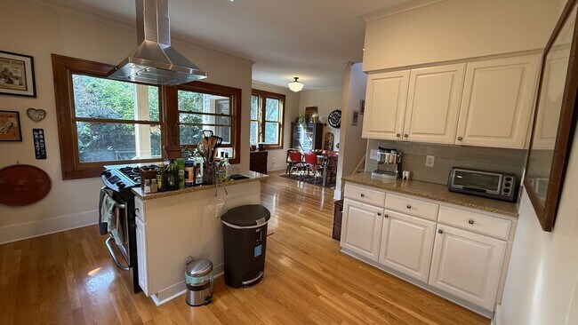 Building Photo - Beautiful Fully Furnished Home in Close-In...