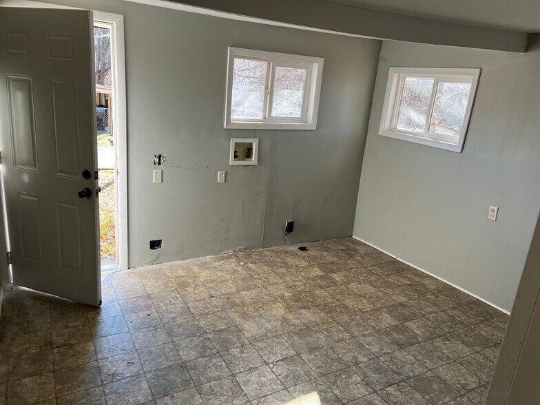 Building Photo - 610 S Chapel St