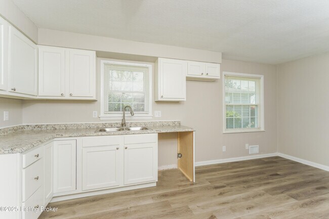Building Photo - 6102 Jessamine Ln