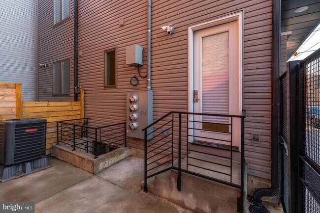 Building Photo - 920 N 15th St