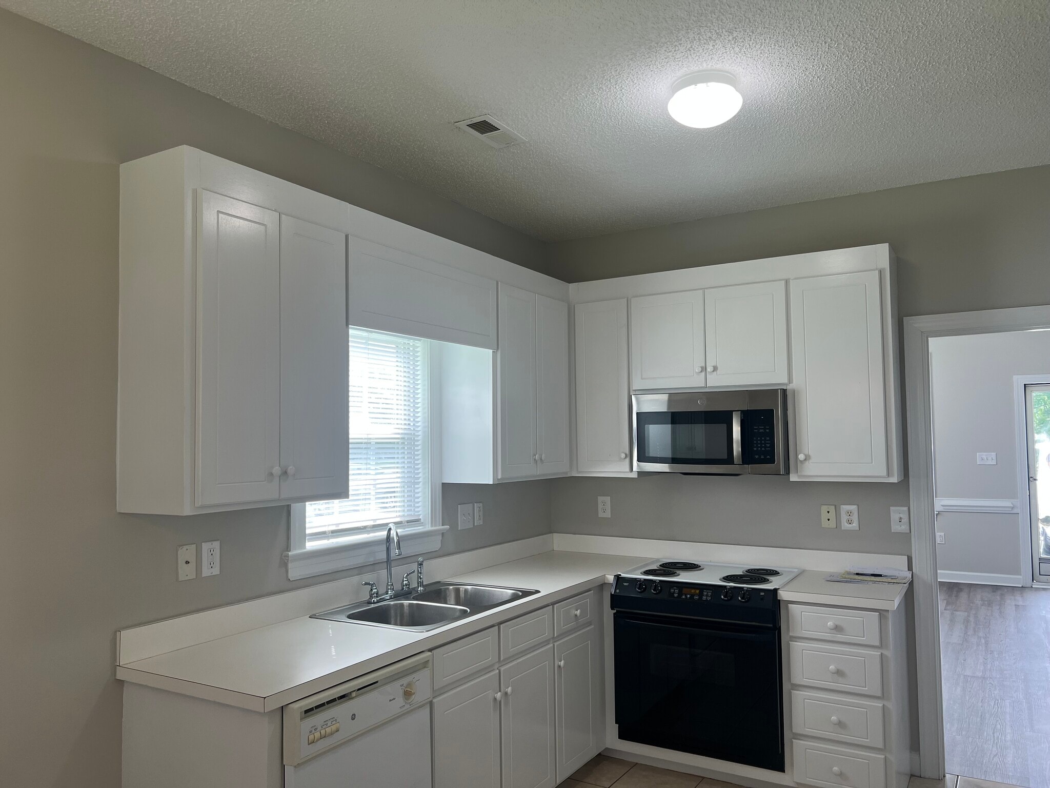 Building Photo - 3320 Whitlock Dr N