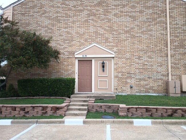 Building Photo - 2500 E Park Blvd