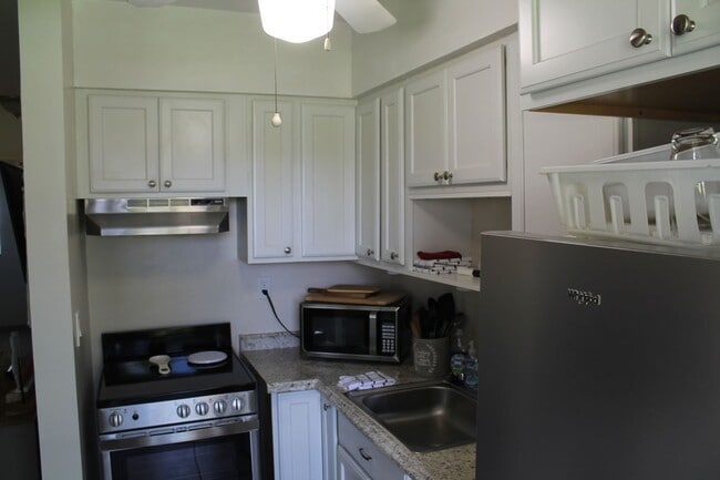 Building Photo - Trendy One Bedroom in Central Island Location - Available April 1-2026